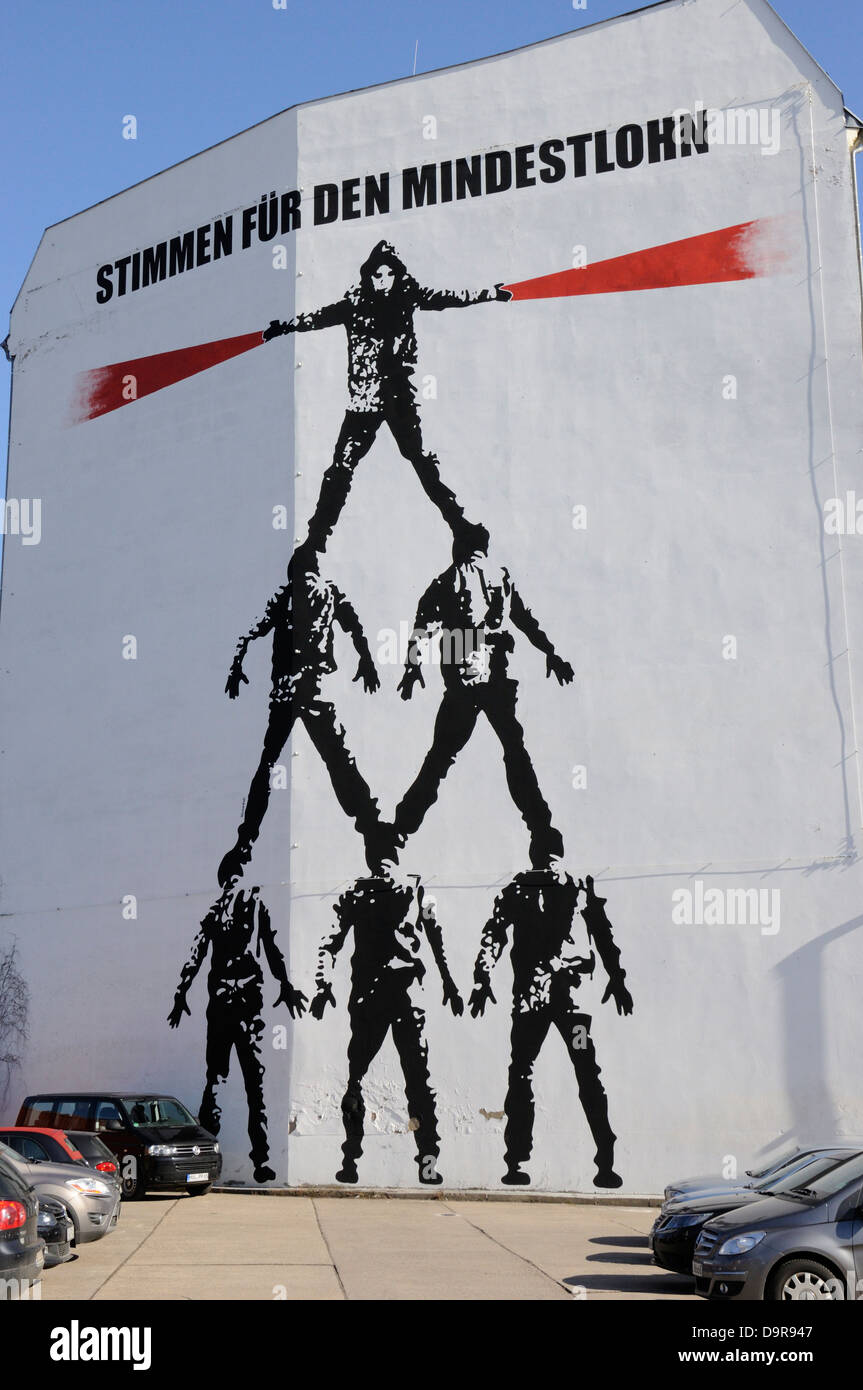 "Voto per il salario minimo' murale di Victor cenere su una parete in Schiffbauerdamm, Berlino Foto Stock