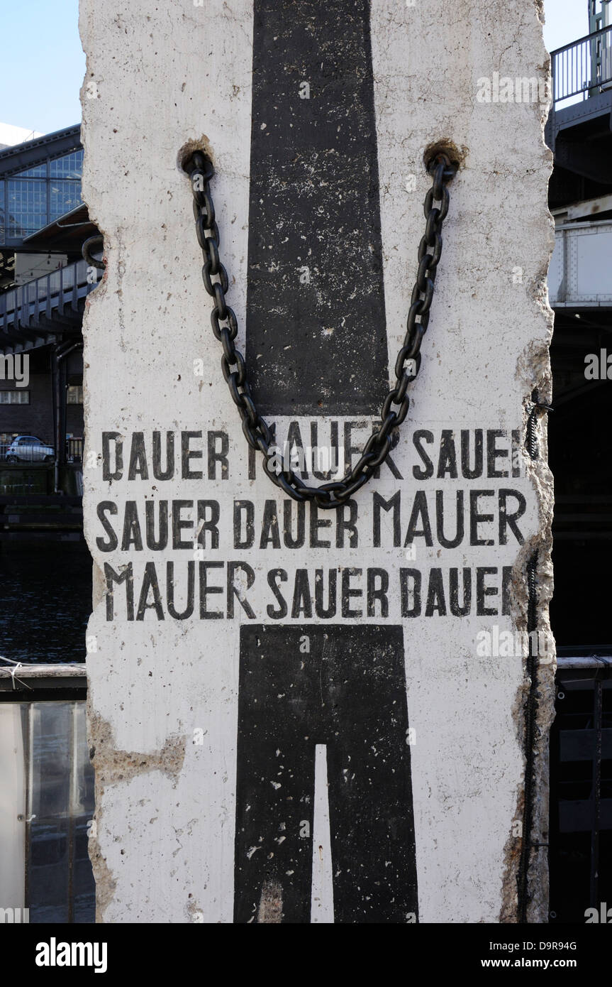 Un opera realizzata da una sezione del muro di Berlino da Ben Wagin nel 2009, Schiffbauerdamm, Berlino. Foto Stock