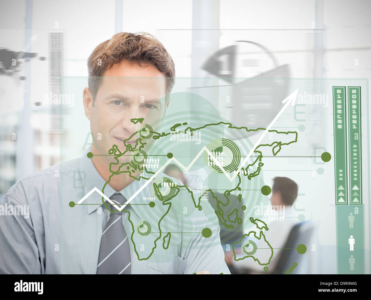 Imprenditore guardando la mappa verde interface Foto Stock