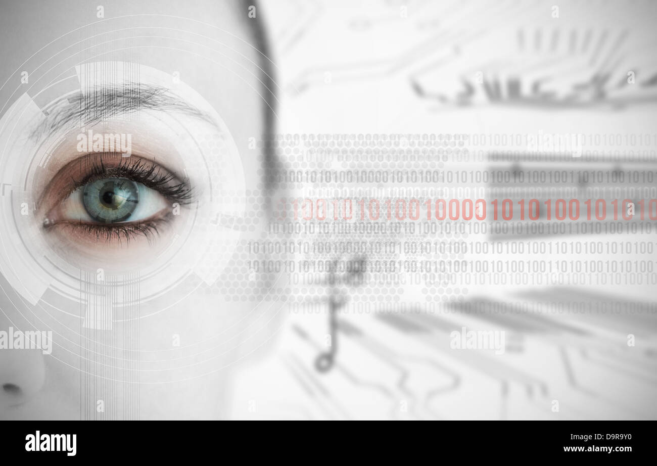 Close up donna occhio con interfaccia futuristico che mostra i codici binari Foto Stock