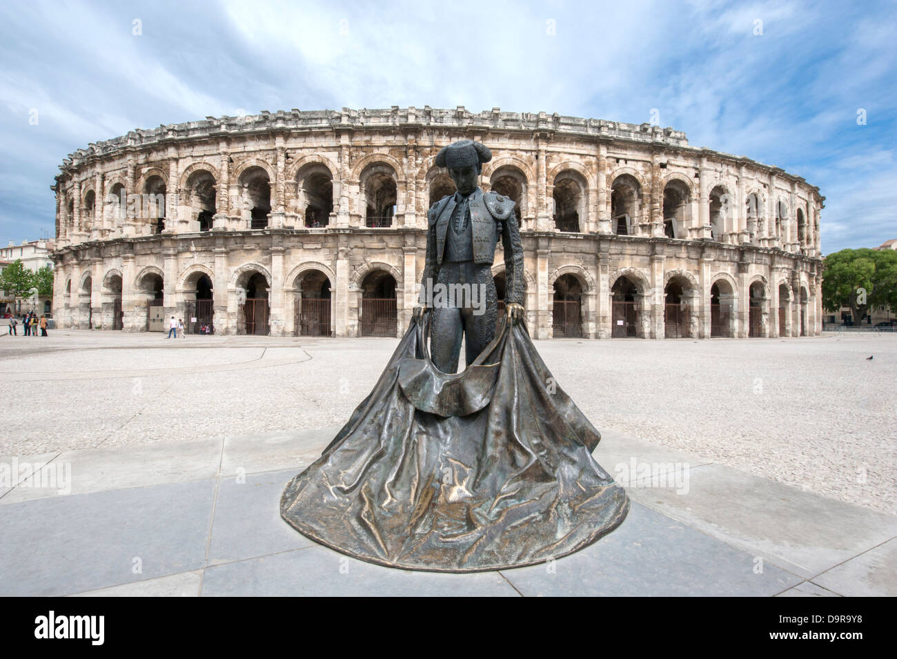 La statua del famoso bull-fighter Nimeño davanti a Les Arénes, l'anfiteatro romano di Nîmes, Languedoc, Francia Foto Stock