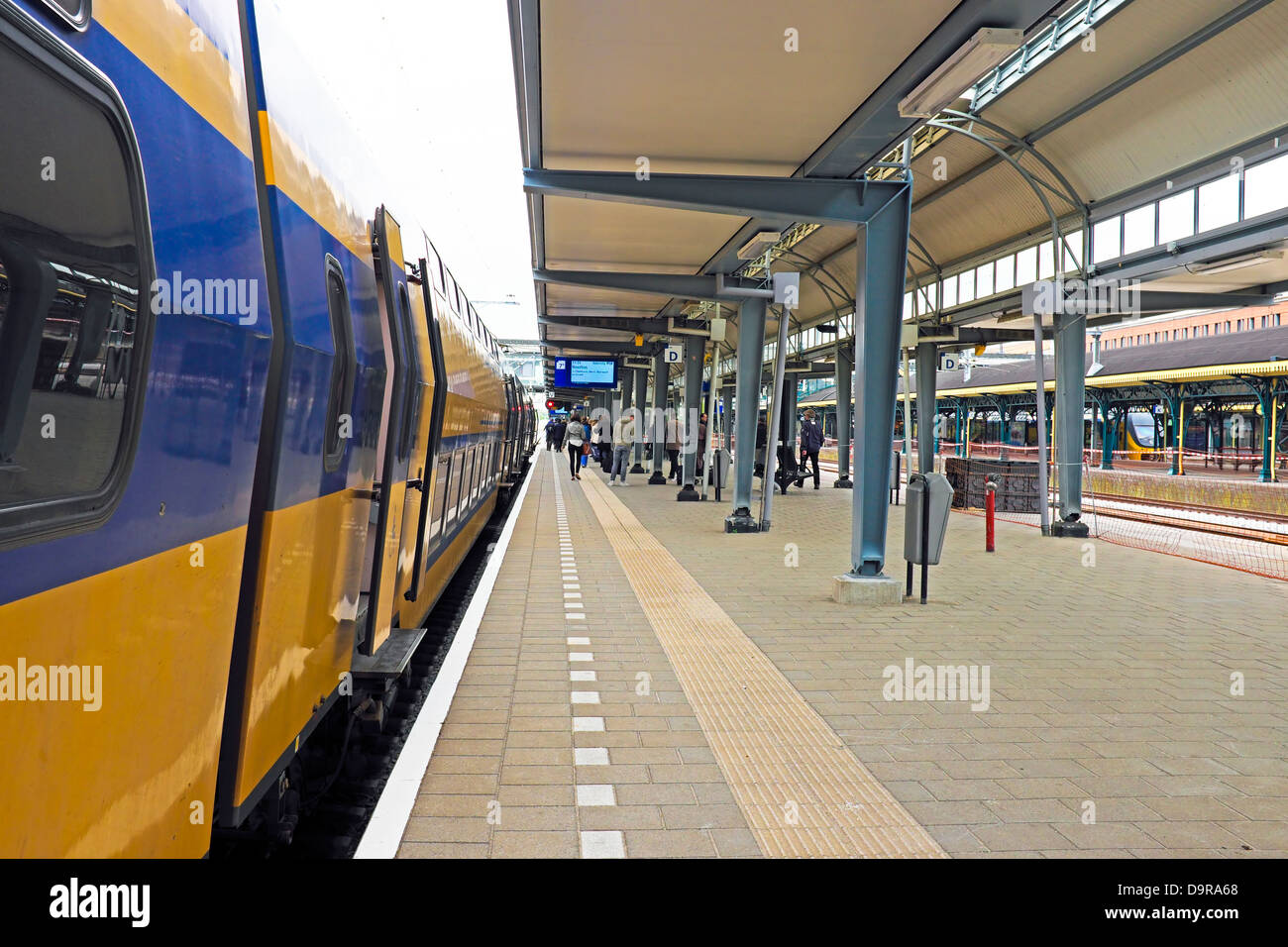 In attesa del treno a s-Hertogenbosch stazione in Paesi Bassi Foto Stock