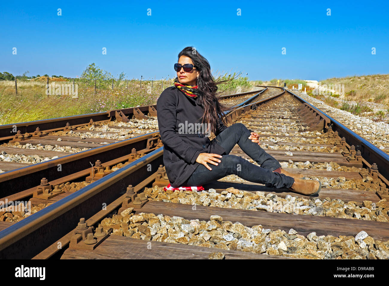 Bella giovane donna in attesa per il treno Foto Stock