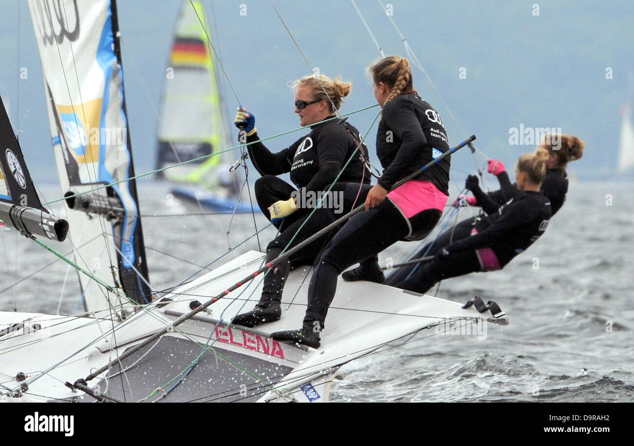 Il tedesco yachtswomen Victoria Jurczok (ANTERIORE-R) e Anika Lorenz (L) di  competere in una regata di Olympic 49er-FX classe barche sul Mar Baltico  off Kiel-Schilksee, Germania, 25 giugno 2013. Circa 4.500 atleti