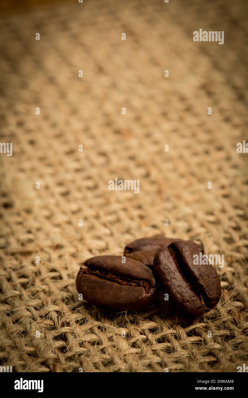 Tre chicchi di caffè con spazio di copia Foto Stock
