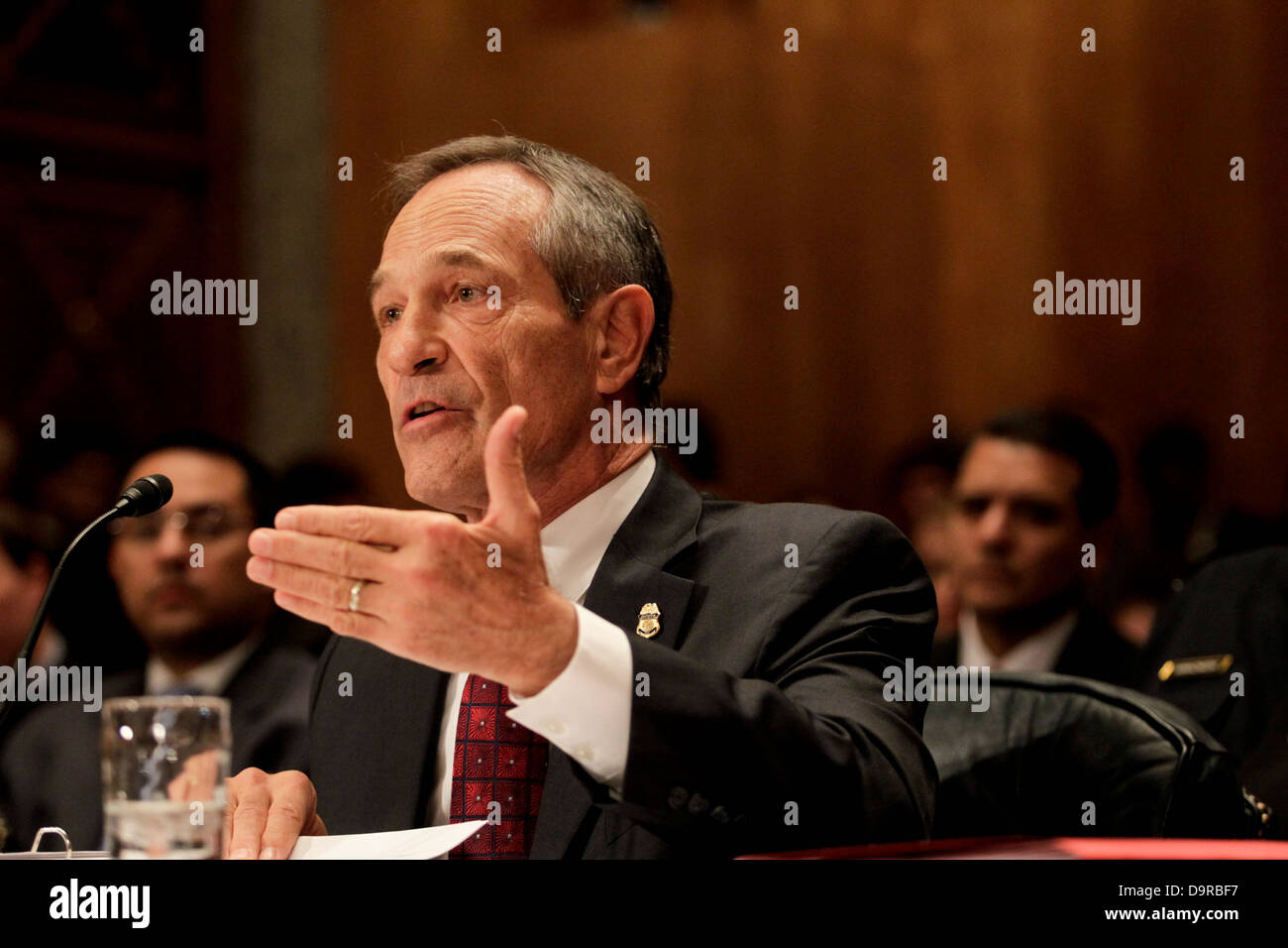 Il Commissario della CBP Alan Bersin si rivolge alla commissione per la sicurezza interna e gli affari governativi per quanto riguarda le questioni relative alla sicurezza del trasporto aereo di merci. Discute del ruolo delle dogane e della protezione delle frontiere nella sicurezza delle merci aeree e delle sfide che comporta. Foto Stock