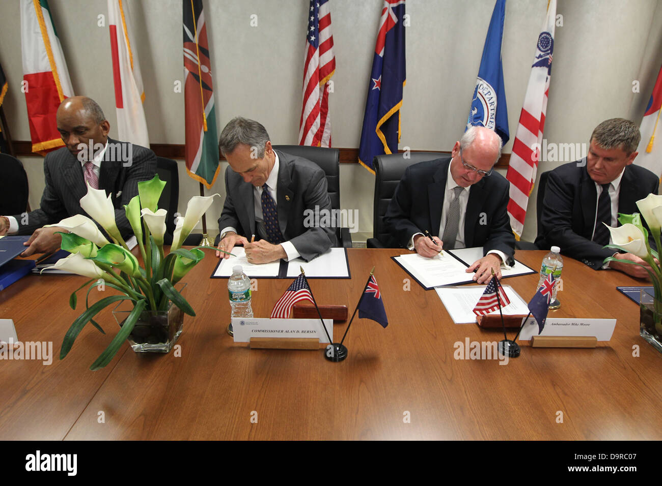 001 Commissario Alan Bersin e Ambasciatrice neozelandese Moore firmare accordi. Foto Stock
