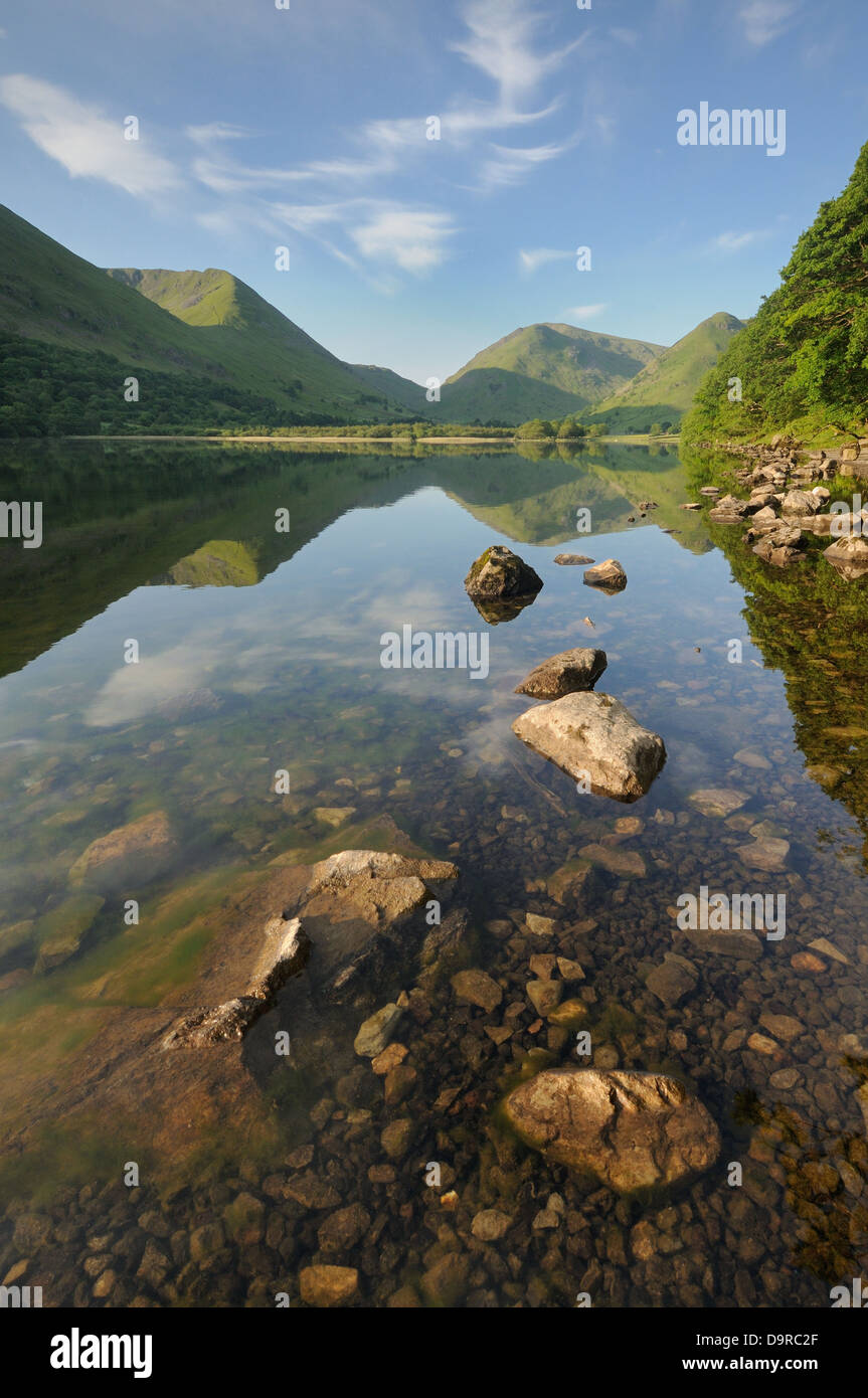 Caudale Moor, Medio Dodd e alta Hartsopp Dodd riflessa nei fratelli acqua in estate nel Lake District inglese Foto Stock