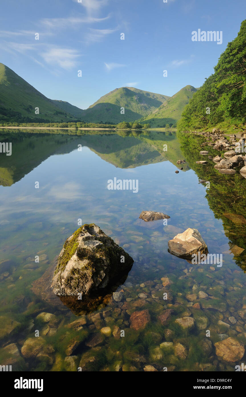 Lake District inglese fells riflessa nei fratelli acqua in estate nel Lake District inglese Foto Stock