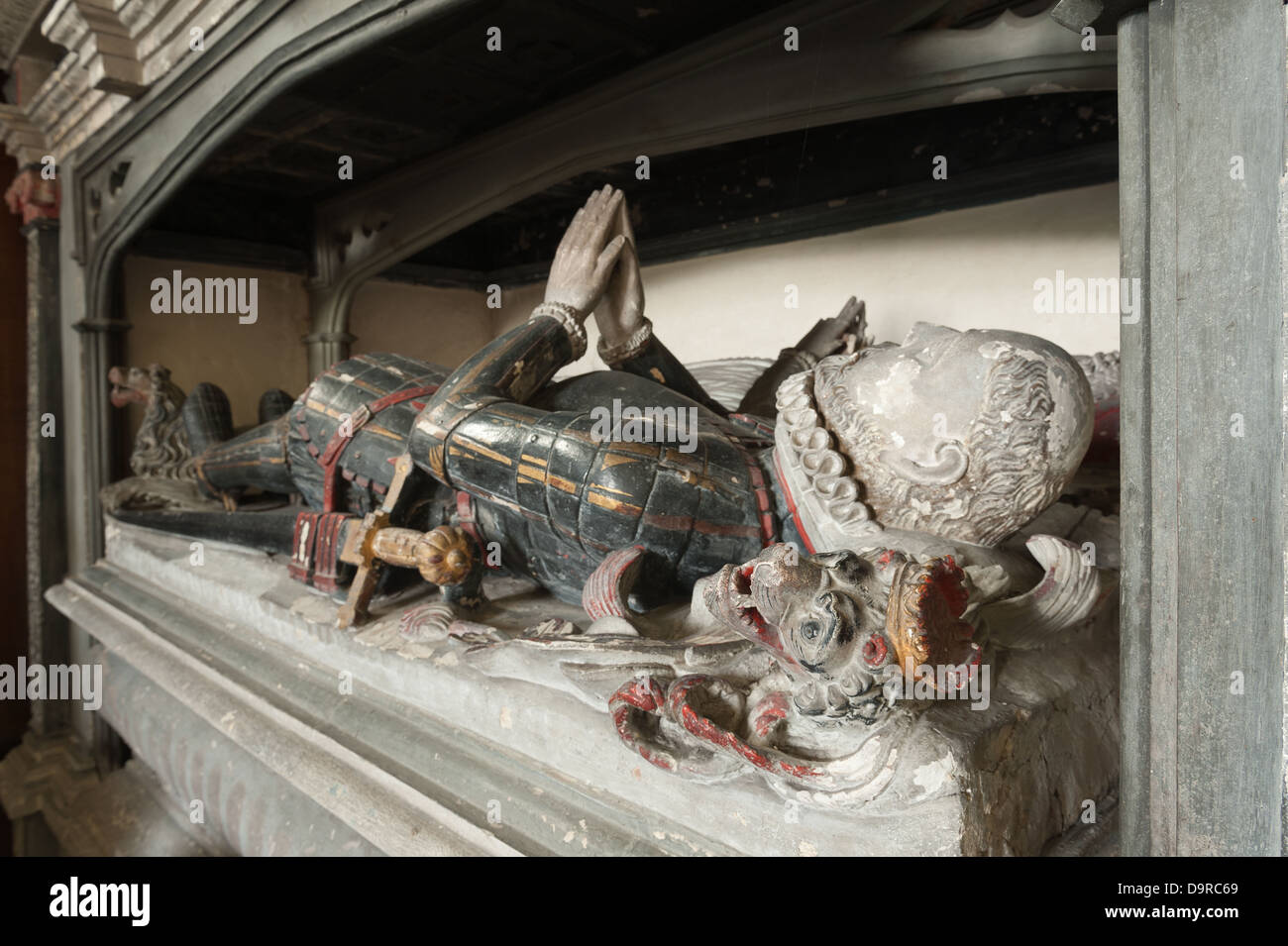 Tomba e tomba scavata nel memoriale di marmo di buona cavaliere Sir Percival undercroft posa in pace le mani alzate nella preghiera a Dio Foto Stock