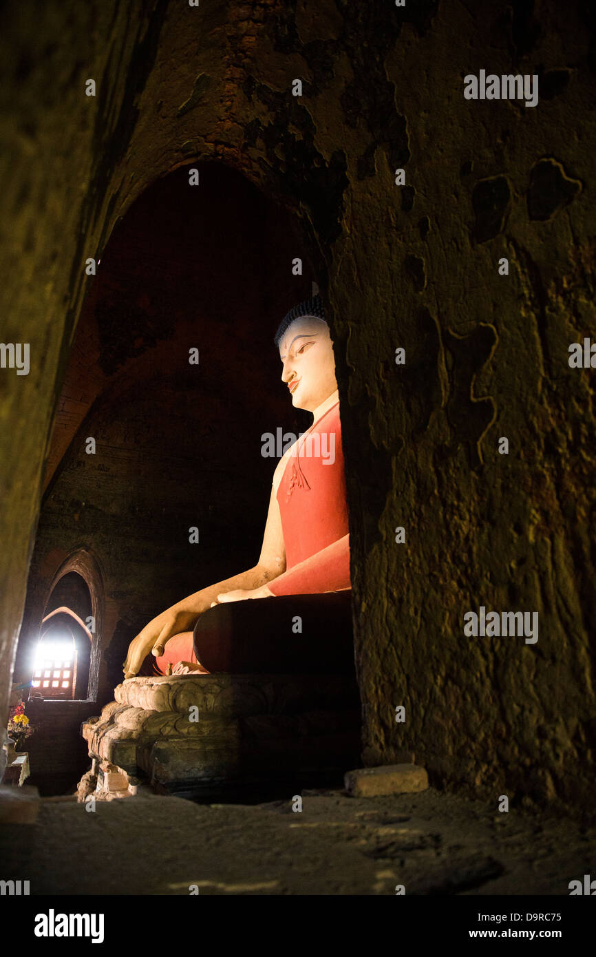 Il Buddha nel tempio Pahtothamyar, Bagan, Myanmar (Birmania) Foto Stock