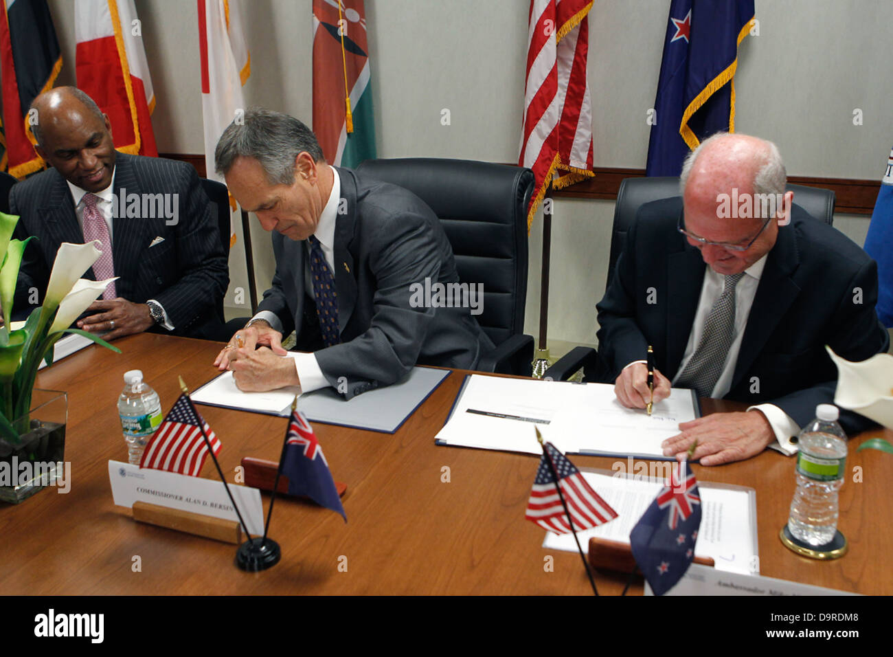 002 Commissario Alan Bersin e Ambasciatrice neozelandese Moore firmare accordi. Foto Stock