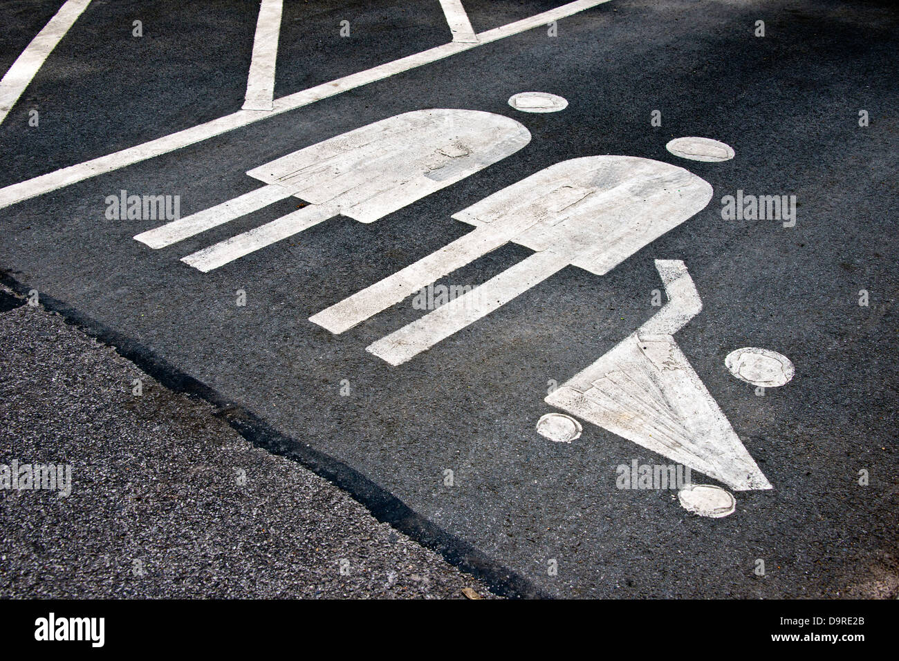 Famiglia di spazio di parcheggio con il simbolo su asfalto Foto Stock