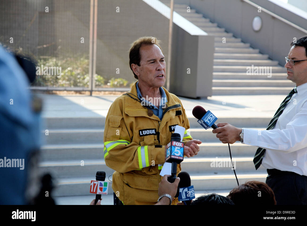 Una foto del valico di frontiera di San Ysidro, uno dei più trafficati al mondo, situato tra gli Stati Uniti e il Messico. L'immagine evidenzia le operazioni della dogana e della protezione delle frontiere degli Stati Uniti in questo punto critico di entrata. Foto Stock