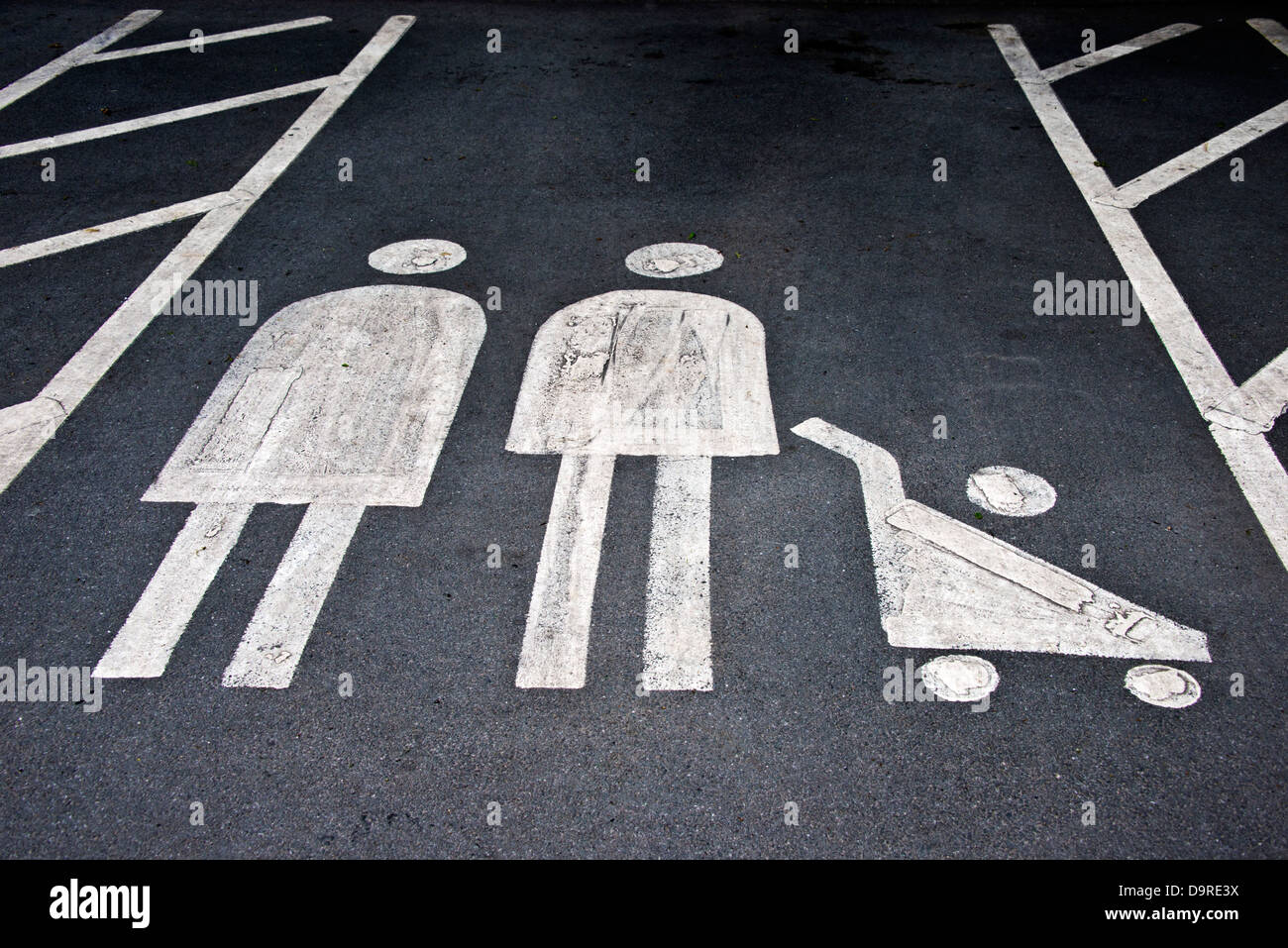 Famiglia di spazio di parcheggio con il simbolo su asfalto Foto Stock