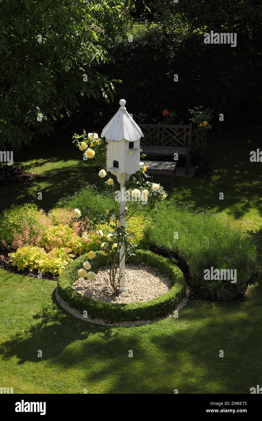 Un bianco colombaia circondata dalla casella di bassa copertura e ... Giardini con pietre bianche