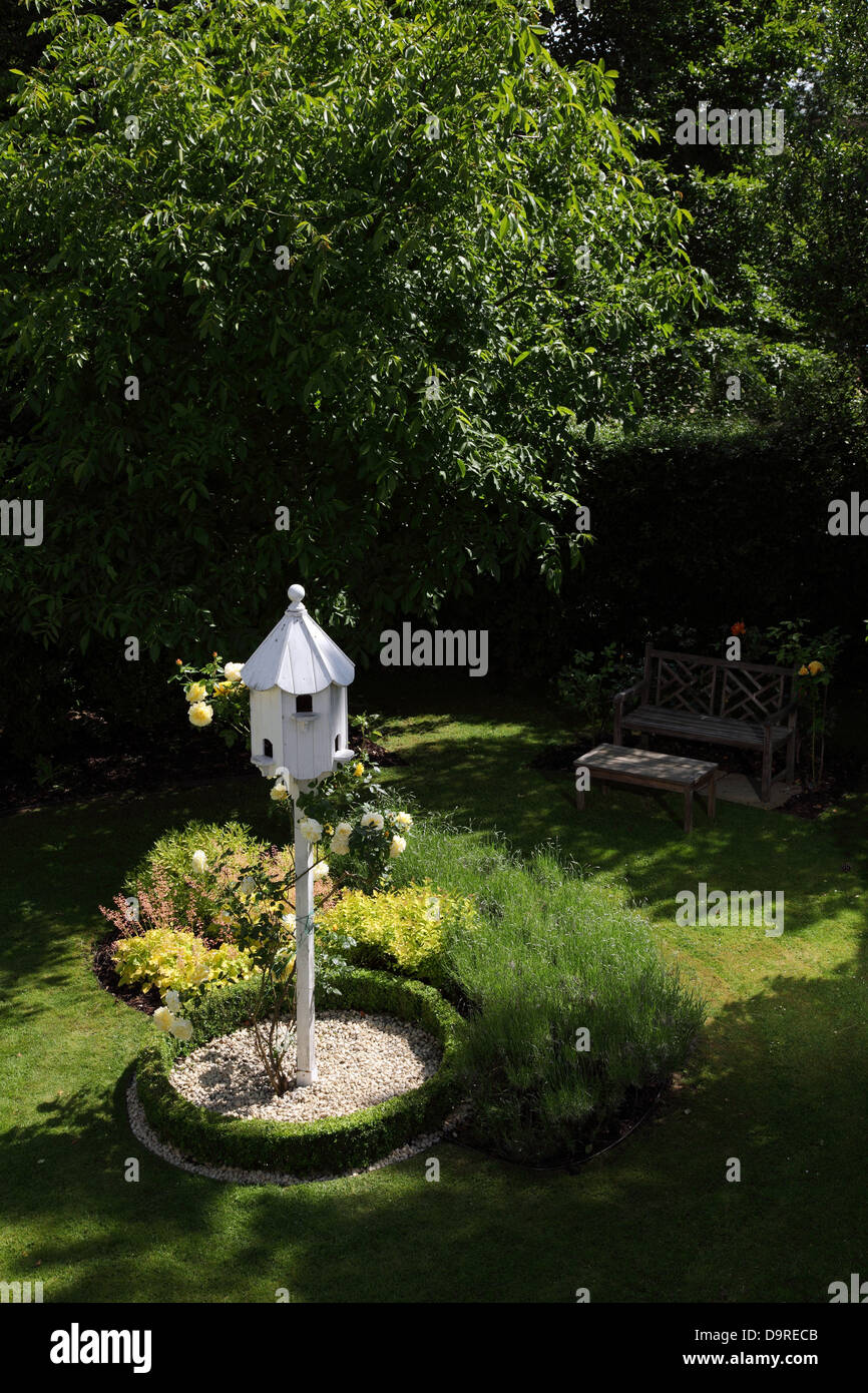 Un bianco colombaia circondata dalla casella di bassa copertura e ... Giardini con pietre bianche