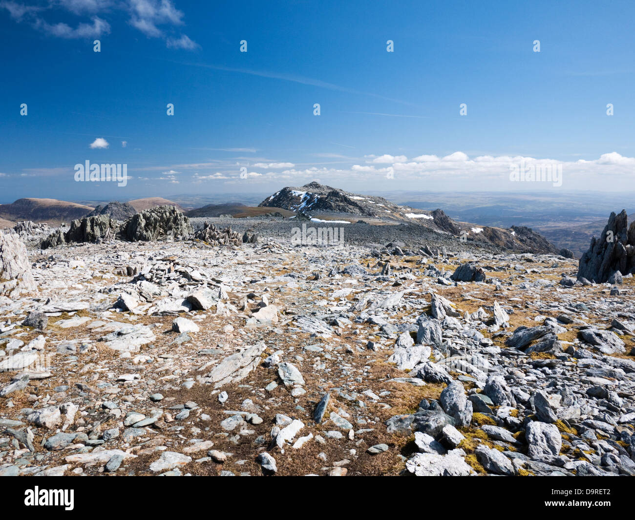 Glyder Fach visto attraverso il pianoro della cima di Glyder Fawr in Snowdonia Y Glyderau montagne Foto Stock