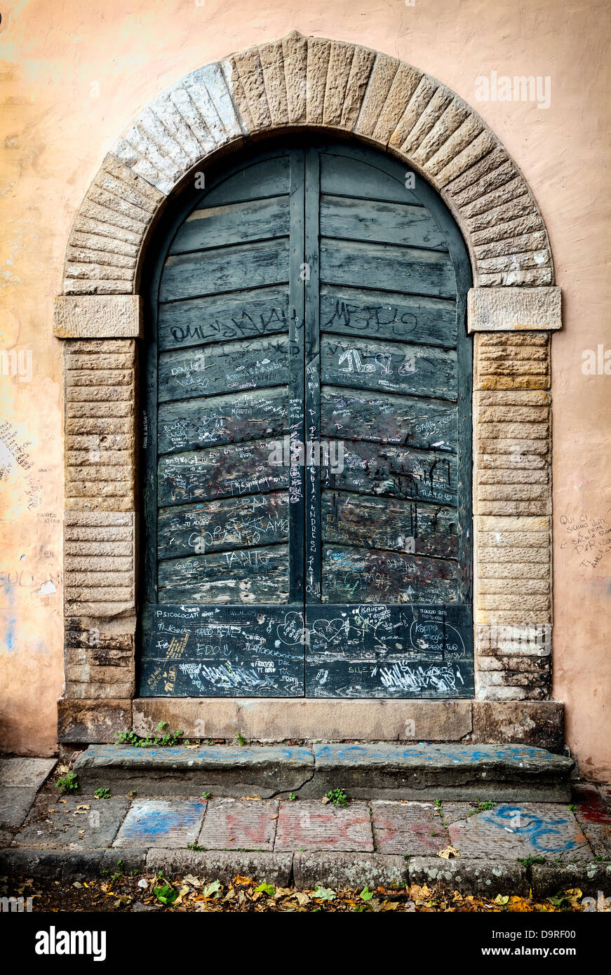 Residenziale in legno porta a Lucca, Toscana, Italia Foto Stock