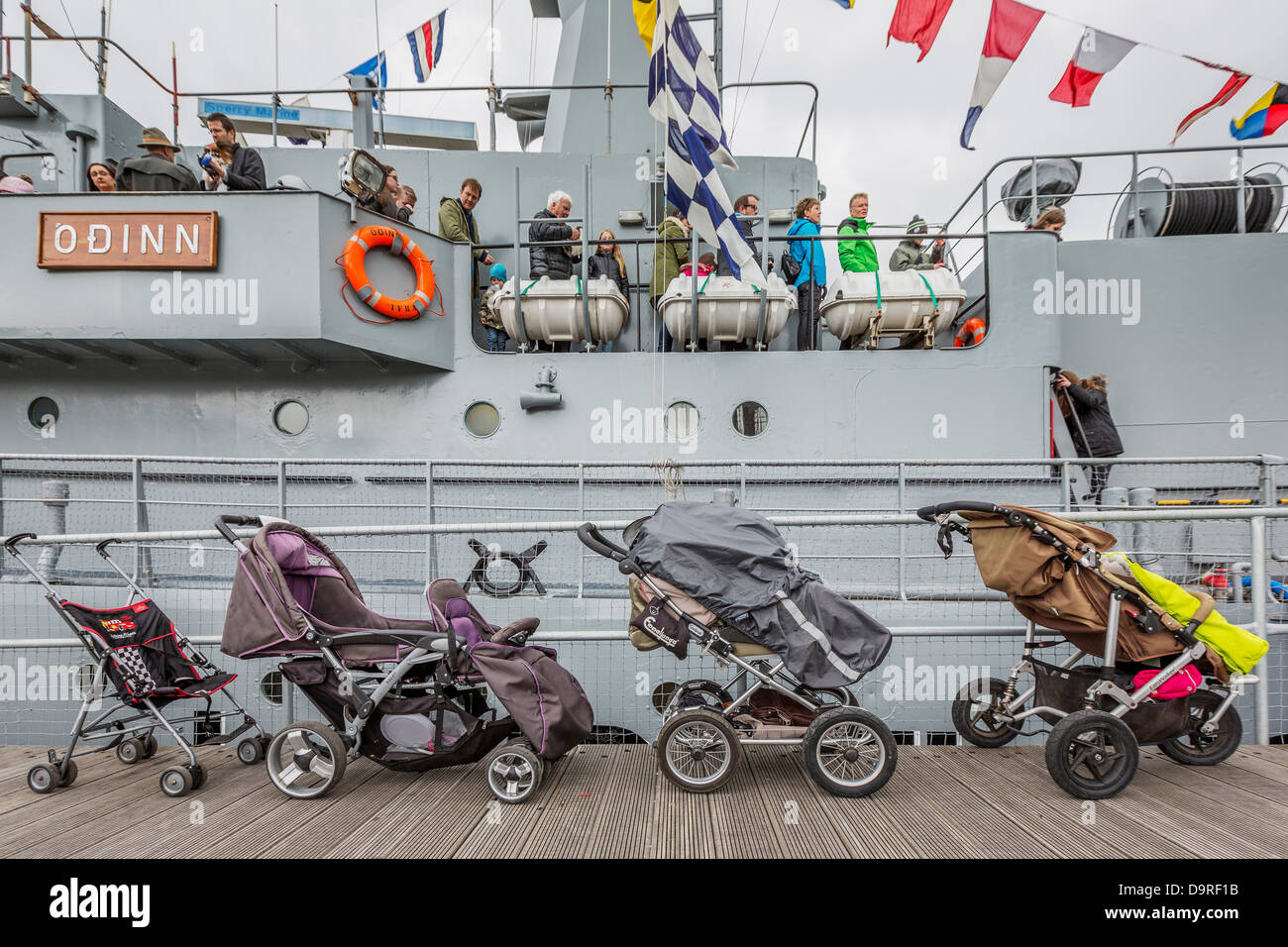 I bambini di passeggini schierate nella parte anteriore della nave di grandi dimensioni durante il marinaio del Festival, Reykjavik, Islanda Foto Stock