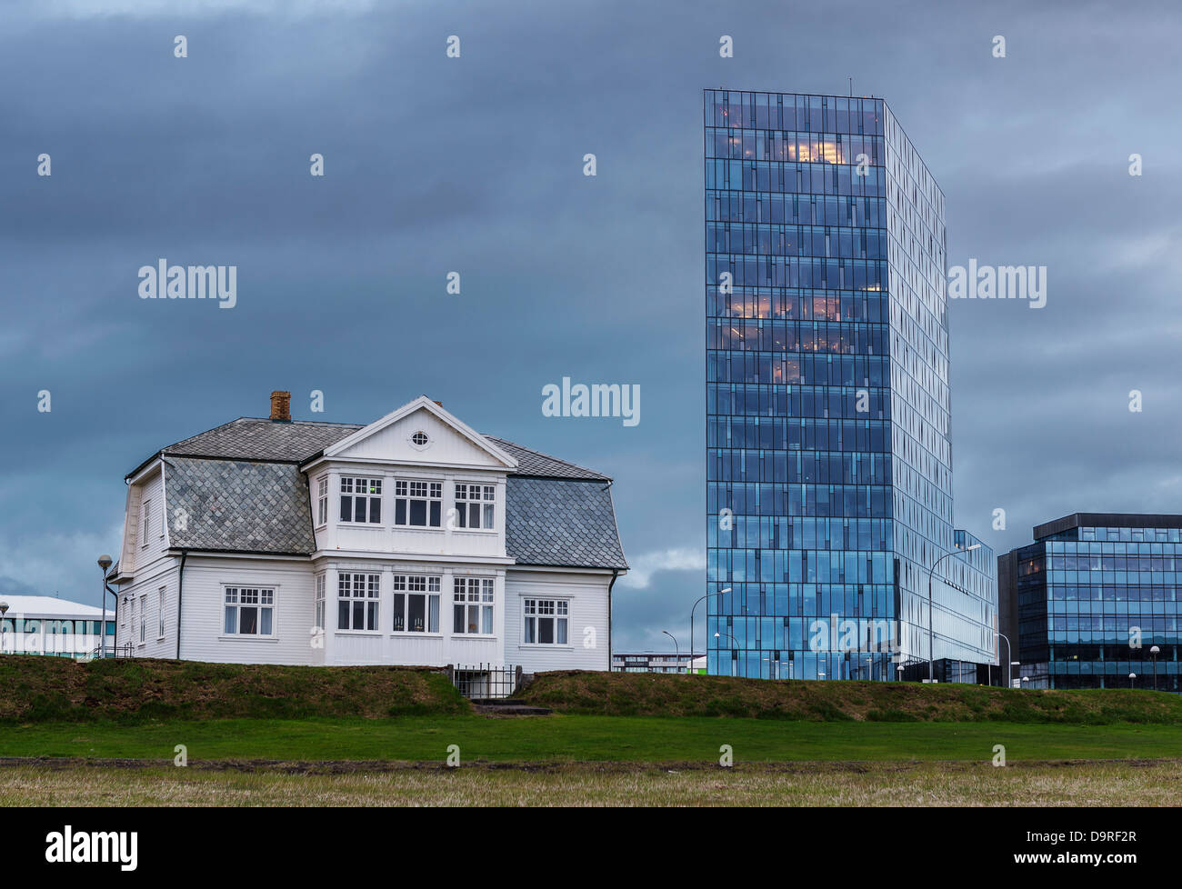 Casa Hofdi con vetro nuovo edificio moderno, Reykjavik, Islanda. Foto Stock