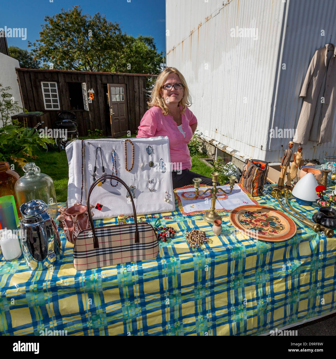 Donna vendita di articoli durante il festival culturali, (Menningarnott) Reykjavik, Islanda Foto Stock
