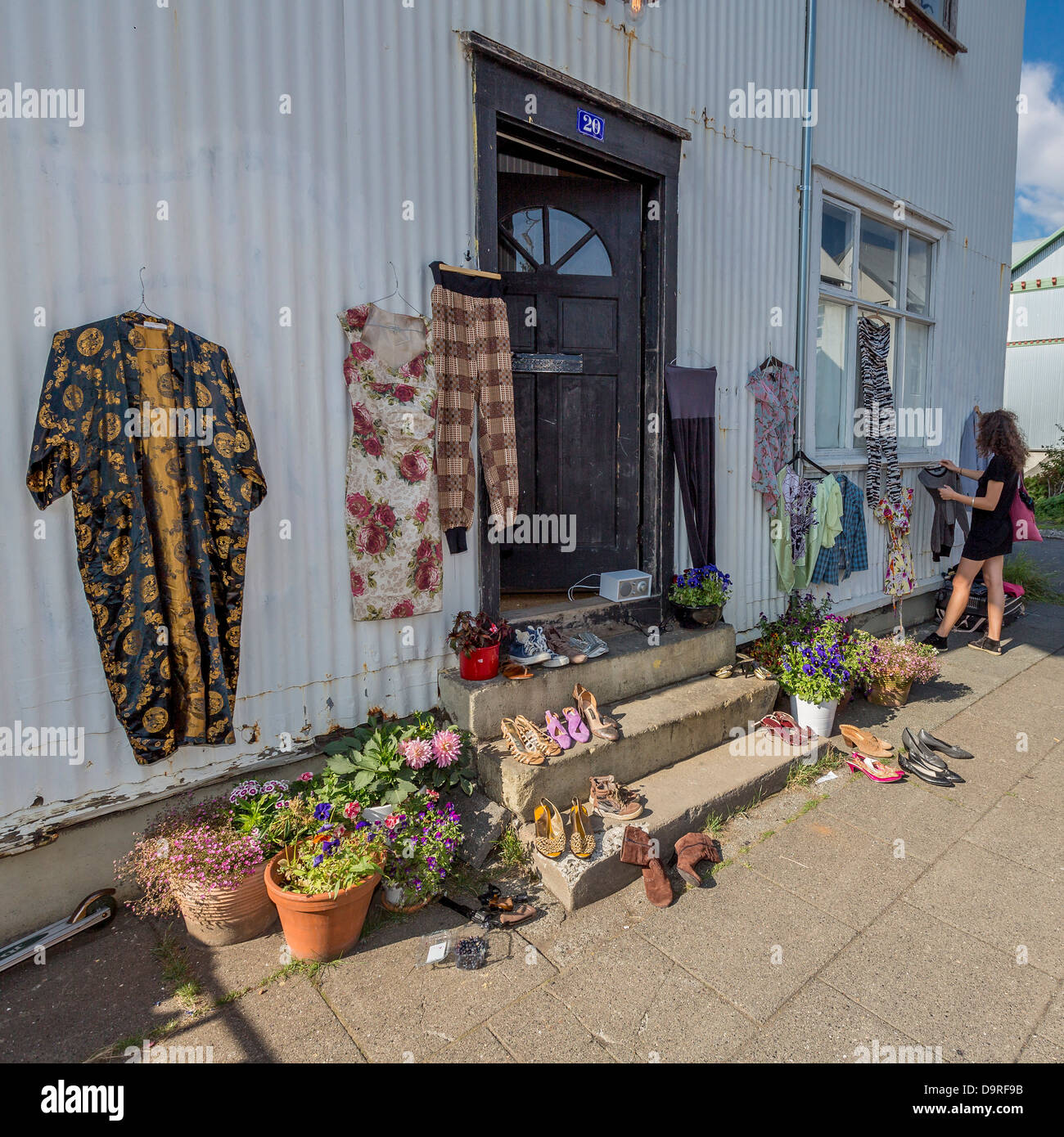 La vendita di indumenti durante il festival culturali, (Menningarnott) Reykjavik, Islanda Foto Stock
