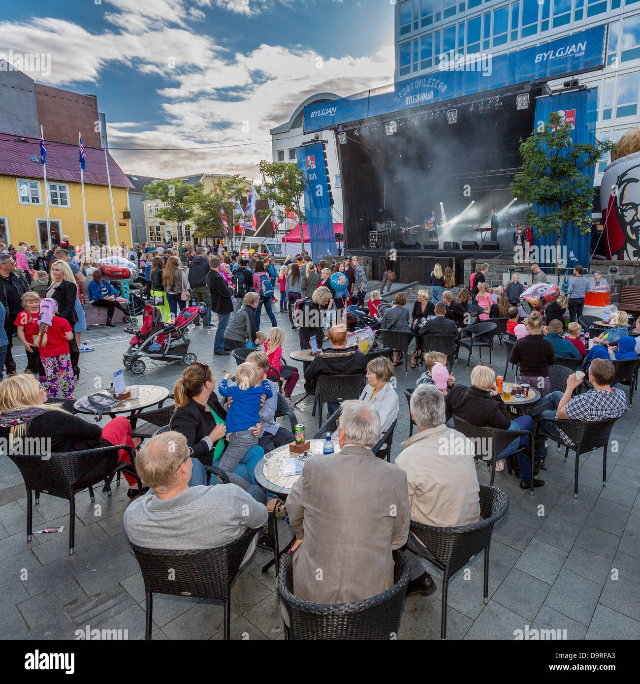 Guardare la gente per i concerti all'aperto durante il festival culturali, (Menningarnott) Reykjavik, Islanda Foto Stock