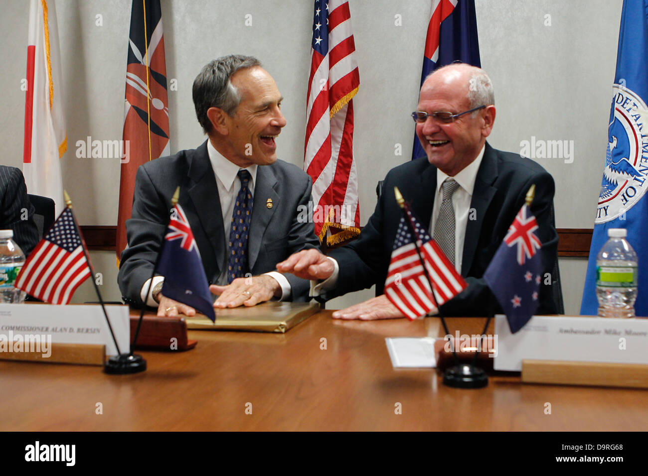 004 Commissario Alan Bersin e Ambasciatrice neozelandese Moore firmare accordi. Foto Stock