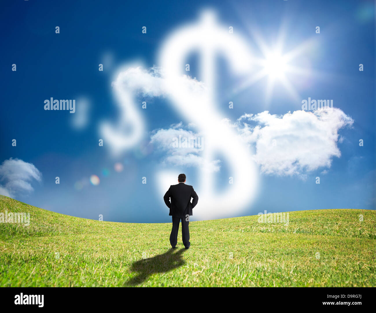 Imprenditore guardando il cloud segni di dollaro Foto Stock