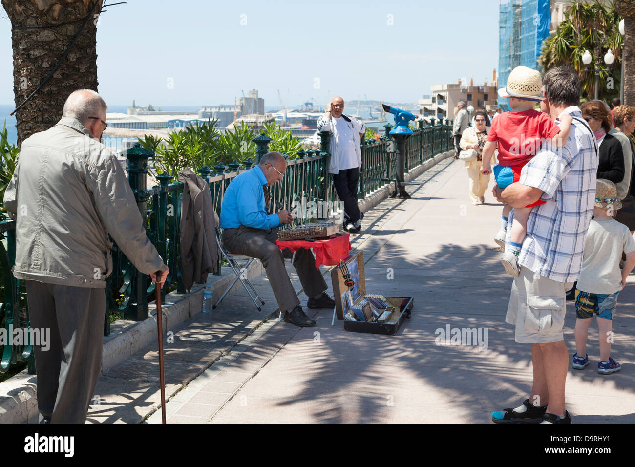 I turisti a guardare busker giocando santoor dulcimer a Tarragona Spagna Foto Stock