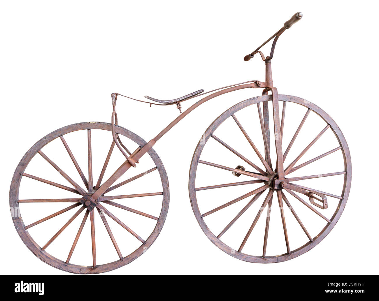 Vecchia bicicletta con ruote in legno isolare Foto stock - Alamy