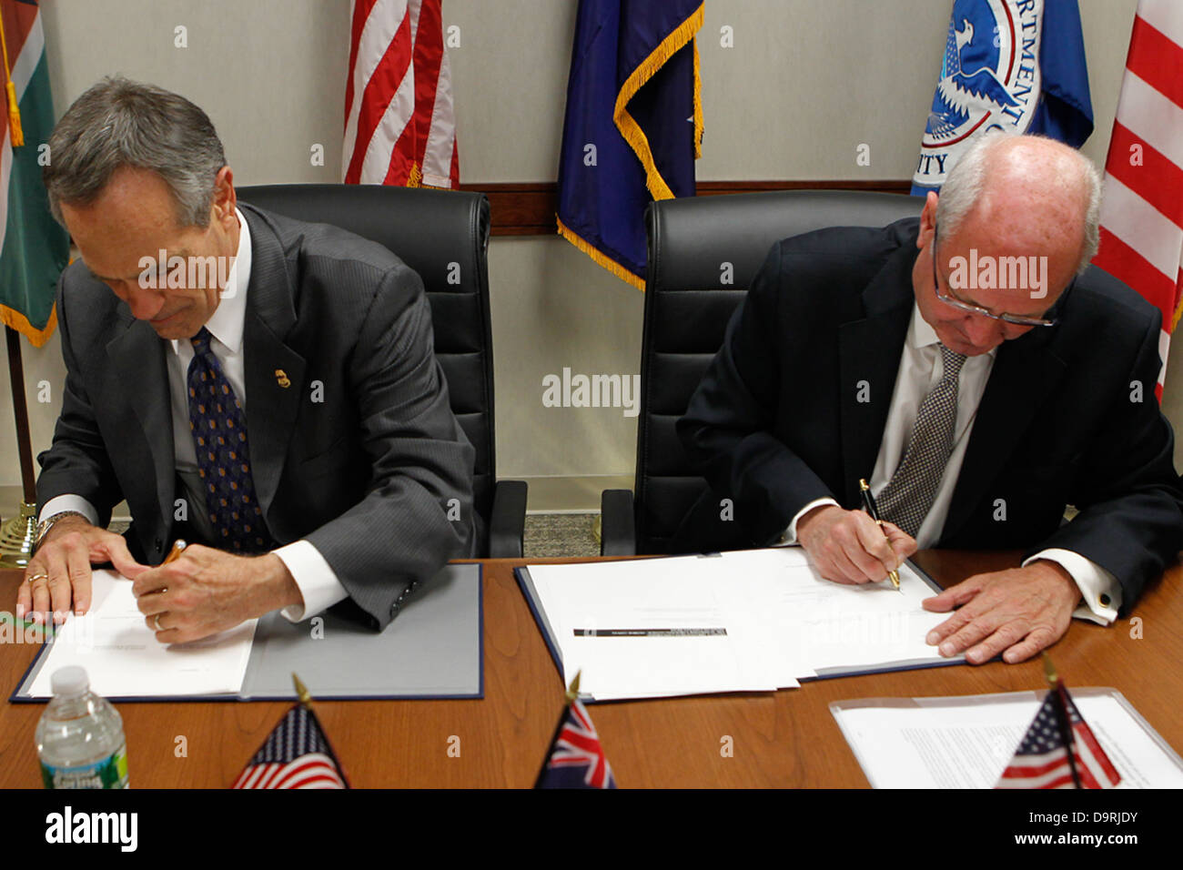 007 Commissario Alan Bersin e Ambasciatrice neozelandese Moore firmare accordi. Foto Stock