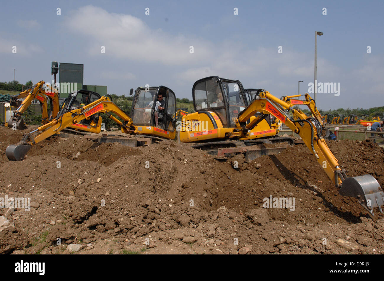 JCB racing e acrobazie in Diggerland Strood Kent Foto Stock