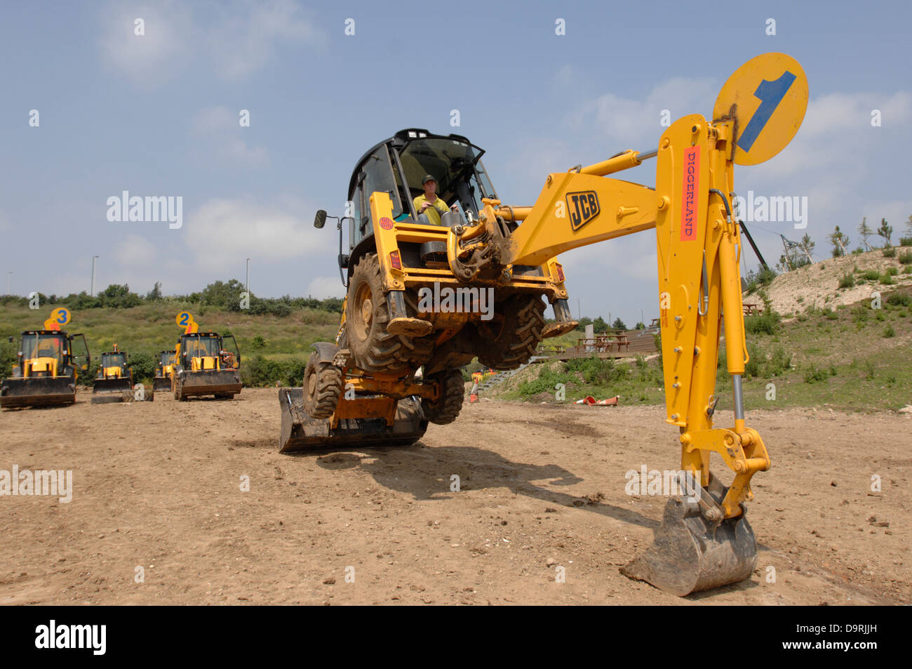 JCB racing e acrobazie in Diggerland Strood Kent Foto Stock