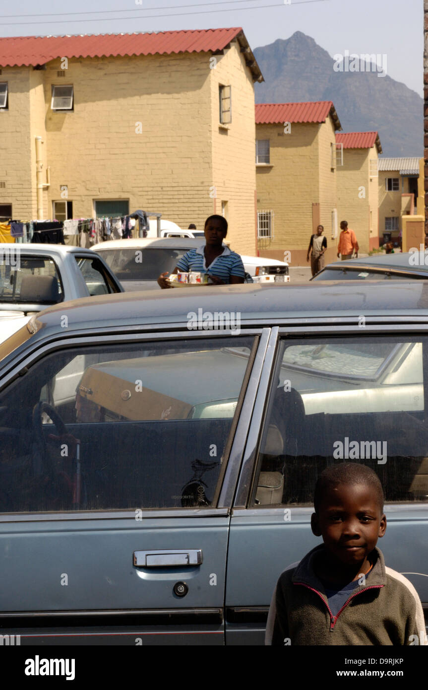 Hostal alloggiamento nel quartiere Langda costruito durante l'apartheid del tardo 40's primi anni cinquanta a casa africano nero e colorato i lavoratori oggi le case sono spesso sovraffollate con come molti come 13 membri per nucleo familiare occuping due o tre camere e la condivisione di strutture con altre famiglie - La città è attualmente rimessa a nuovo e rebuiding in questa zona di Città del Capo Sud Africa scene e persone foto e copyright nick cunard la commissione indipendente "Review Magazine' 24sept-01Ott 2006 Foto Stock