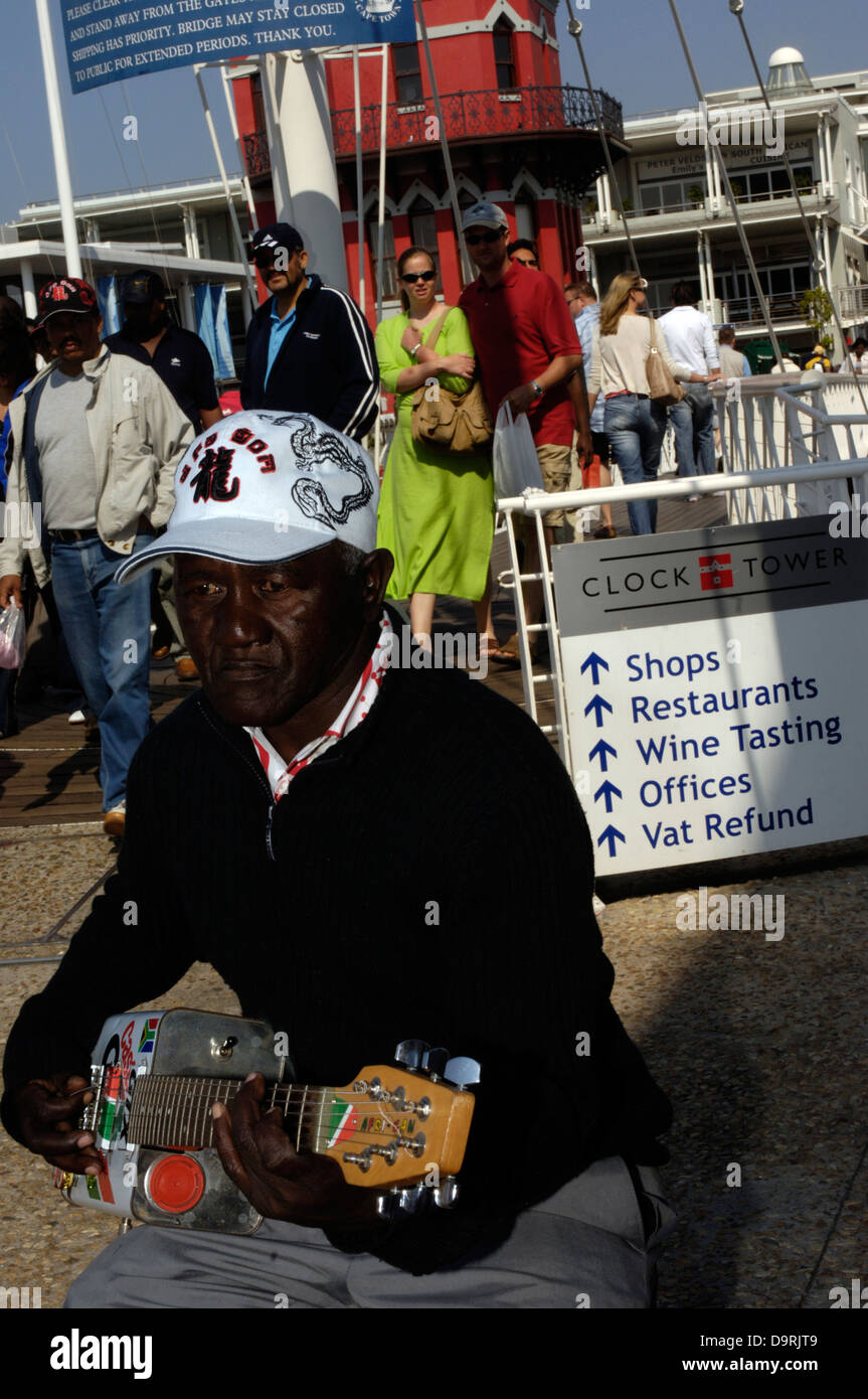 Musicista di strada su una benzina può chitarra su Victoria and Albert Waterfront area dello shopping - ex dock commerciale della zona è stato ristrutturato e ora è il Sud Africa la destinazione piu visitata di Città del Capo Sud Africa scene e persone foto e copyright nick cunard la commissione indipendente "Review Magazine' 24sept-01Ott 2006 Foto Stock