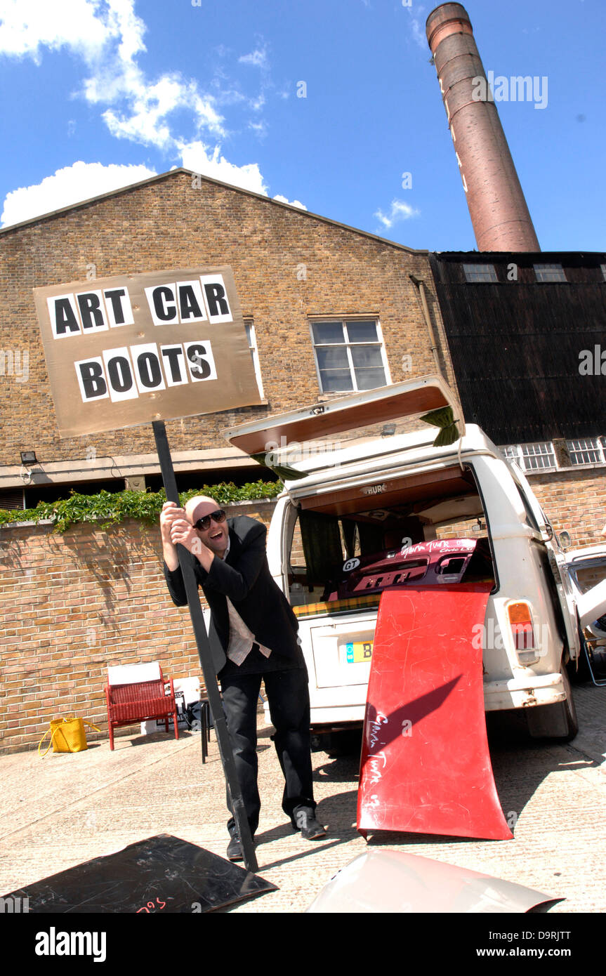 I soldi per la vecchia .....Gavin Turk vende fuori con il suo cantiere wreckers stivali a 1000 quid un pop un contributo di apt per questo anno arte auto Boot Fiera che lavoro incluso da personaggi del calibro di Sir Peter Blake , Abigail Lane per così poco come £ 25 auto Arte Fiera Boot 2007 Truman Brewery Brick Lane E1 pics e copyright nick cunard Foto Stock