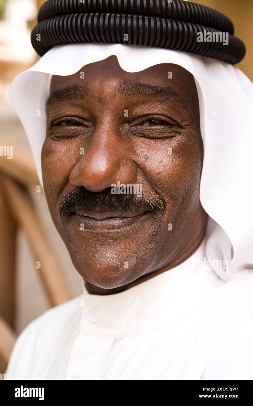 Questo Bahrani gent è vestito in velo tradizionale della regione del Golfo, noto come una ghutra, Manama, Bahrain. Foto Stock