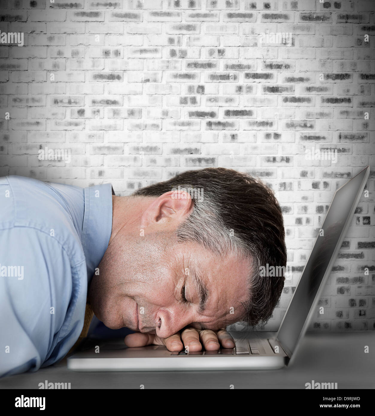 Imprenditore che dorme sul suo computer portatile Foto Stock