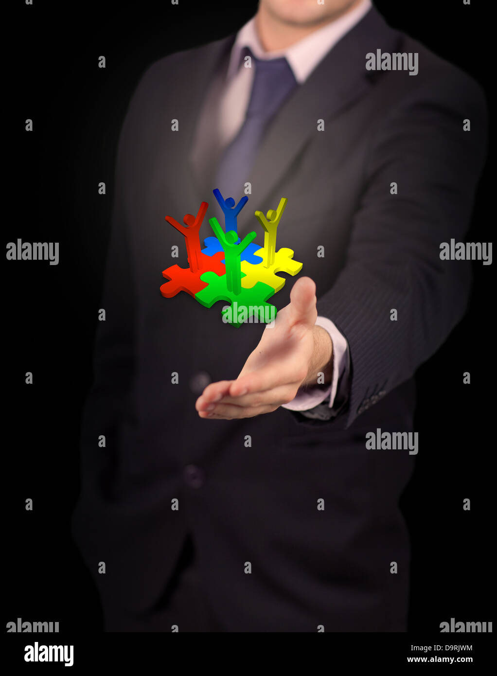 Imprenditore presentando forme umane con i bracci sollevati Foto Stock