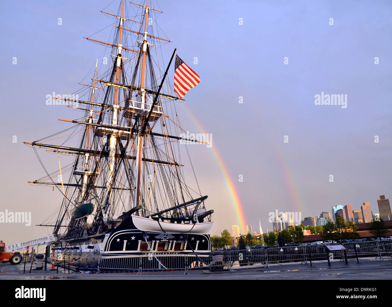 Un doppio arcobaleno forme negli US Navy tall veliero USS Constitution dopo una serata temporale Giugno 17, 2013 a Charleston, MA. Foto Stock