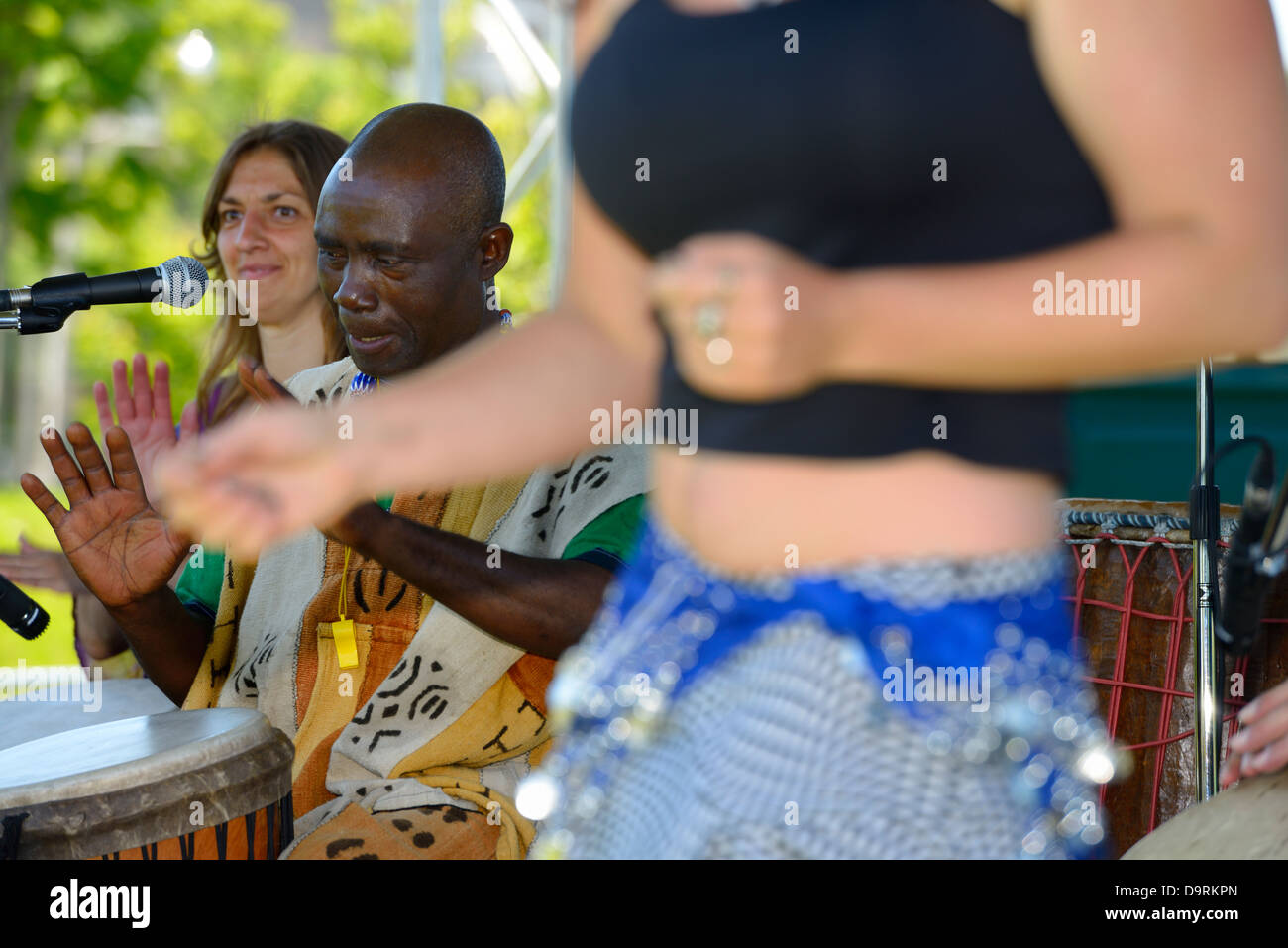 Backo Njacko African djembe batterista di eseguire con la ballerina sul palcoscenico del Muhtadi Drum Festival di Toronto Foto Stock