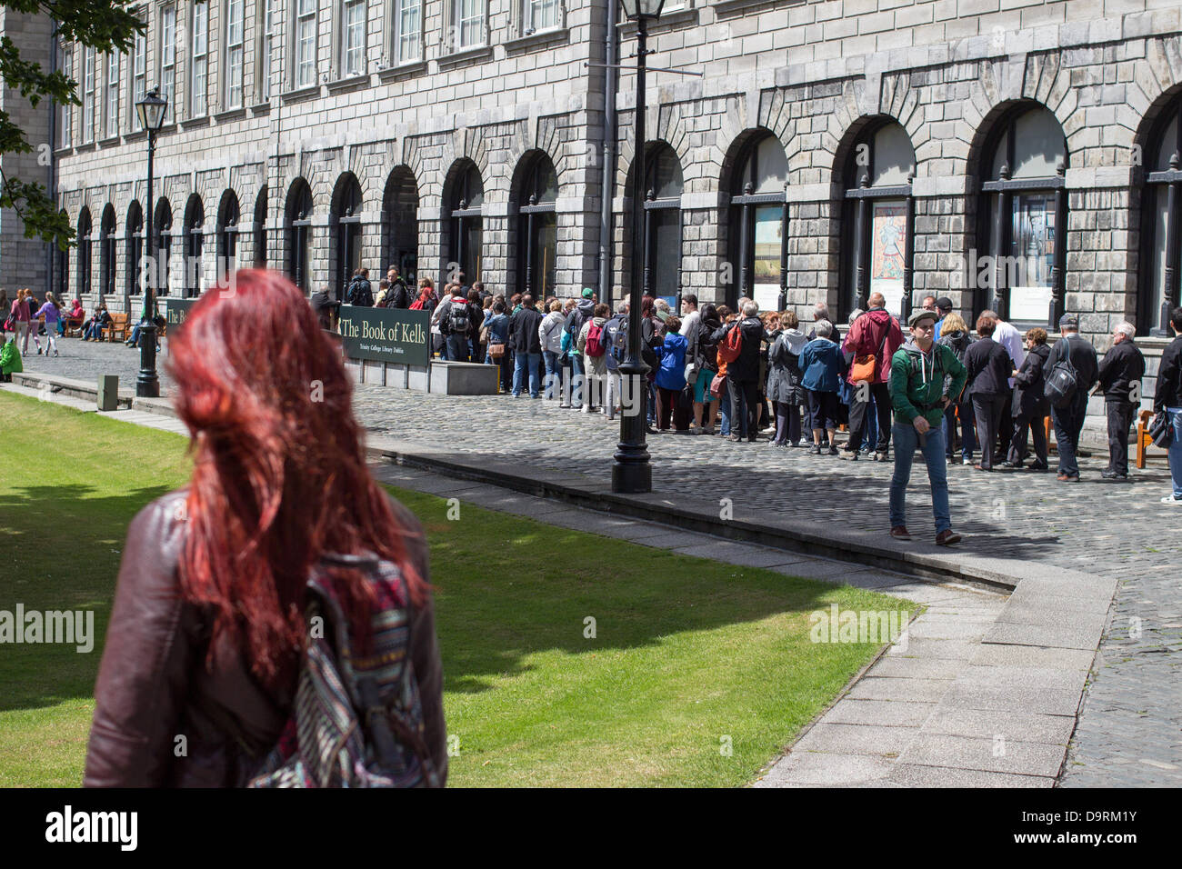 Coda per il Trinity College dove il Libro di Kells è visualizzato. La mostra è stata visitata da U.S. Presidente la moglie Michelle Obama e le sue figlie durante l'ultimo vertice del G8. Foto Stock