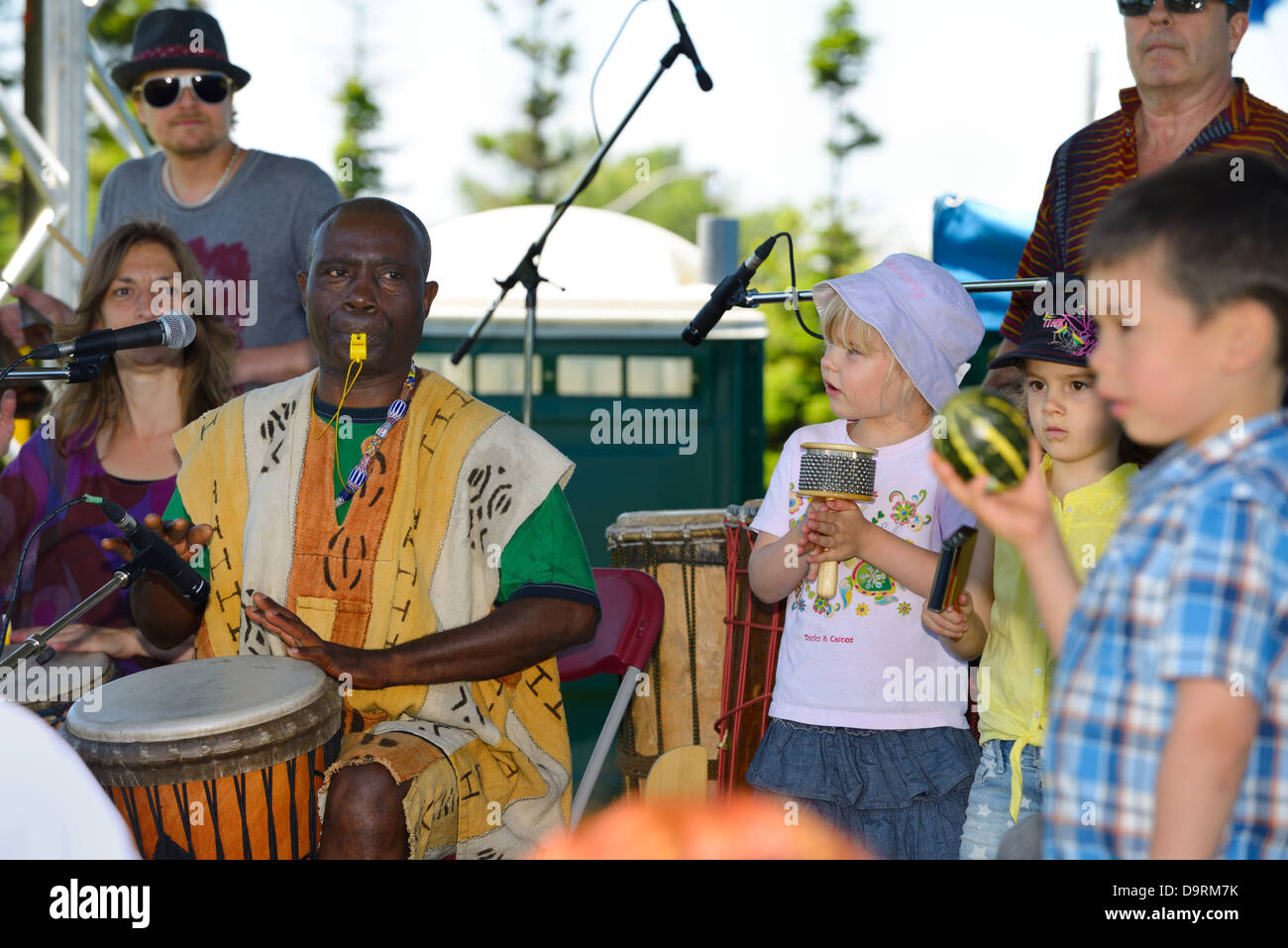 Backo njacko african djembe batterista esibirsi sul palco con i bambini al muhtadi drum festival di Toronto Foto Stock
