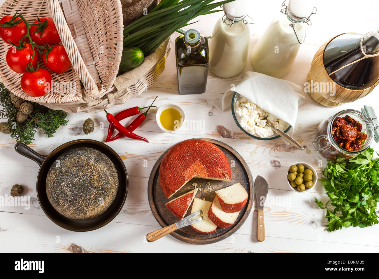 Vari prodotti freschi e un cesto pieno di verdure Foto Stock