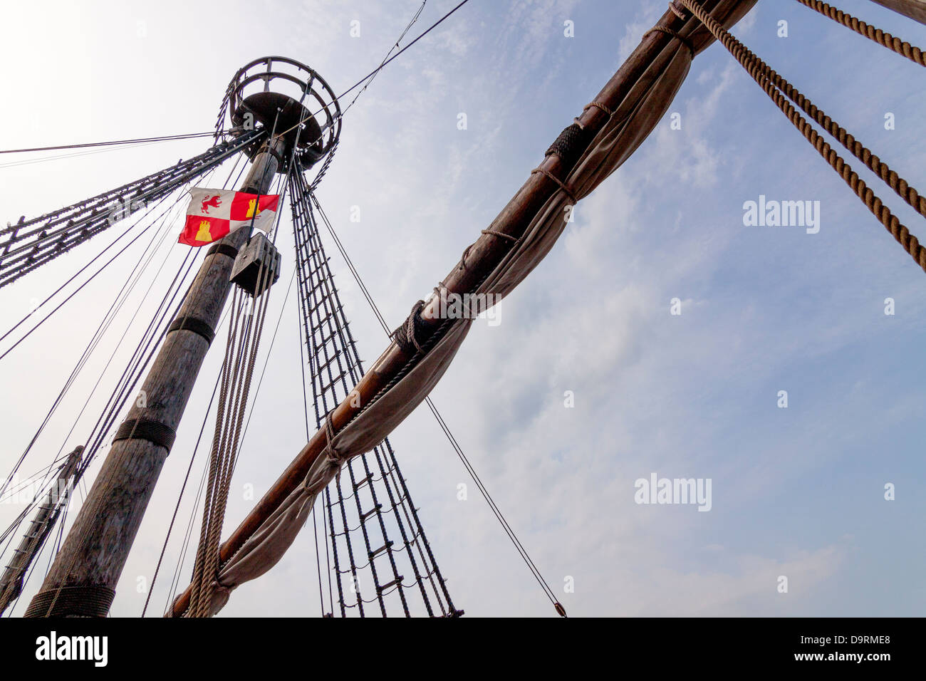 Il montante e manovre su una replica della Santa Maria la nave, navigato da Colombo, in porto a Columbus, Ohio. Foto Stock