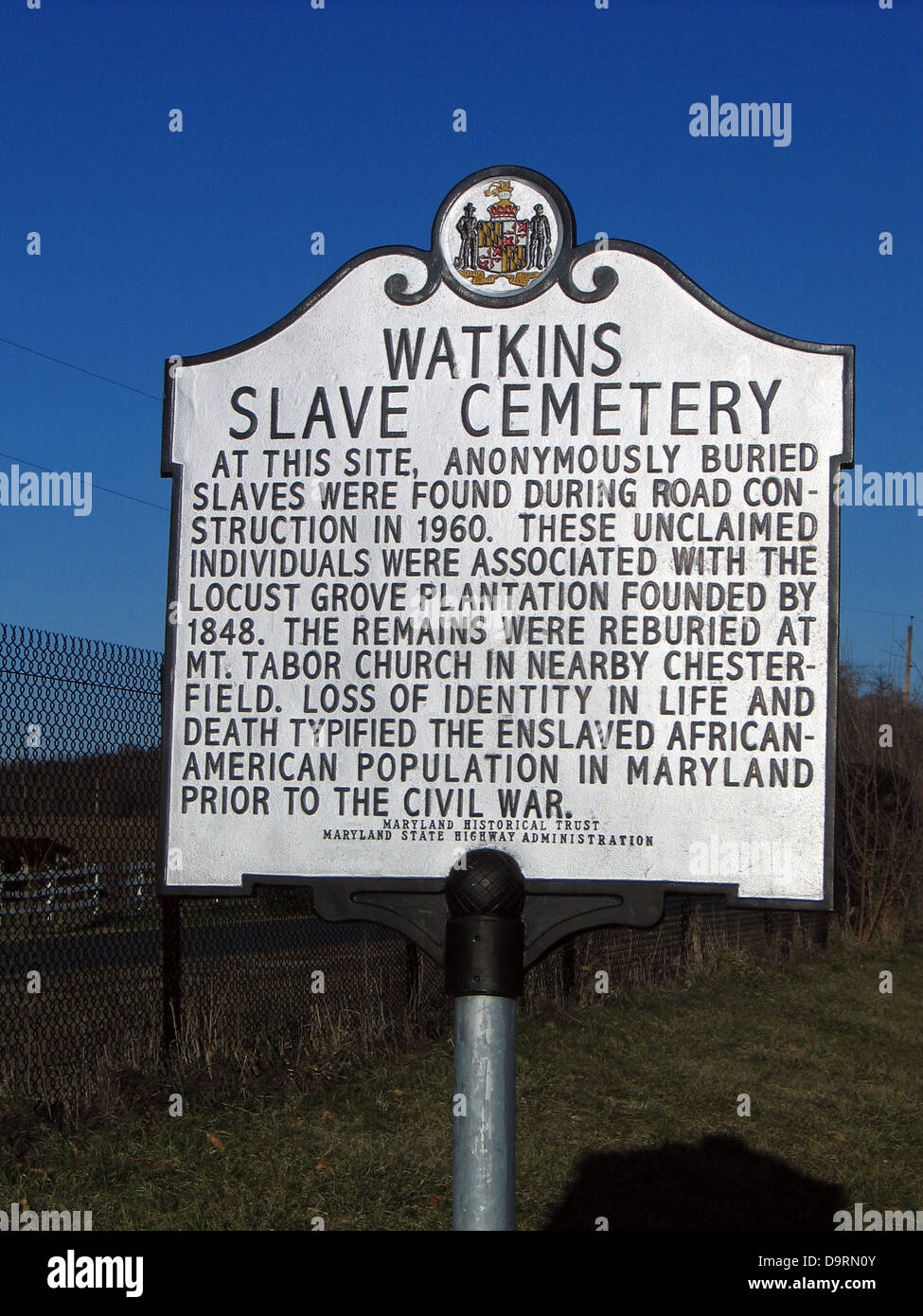 WATKINS CIMITERO SLAVE a questo sito in modo anonimo sepolto schiavi sono stati trovati durante la costruzione di strade nel 1960. Questi individui non rivendicati erano associati con la Locust Grove plantation fondata da 1848. I resti erano reburied a Mt. Il Tabor chiesa nel vicino a Chesterfield. Perdita di identità in vita e in morte simboleggia il schiavo popolazione afro-americana in Maryland prima della guerra civile. Maryland attendibilità storica, Maryland State Highway Administration. Foto Stock