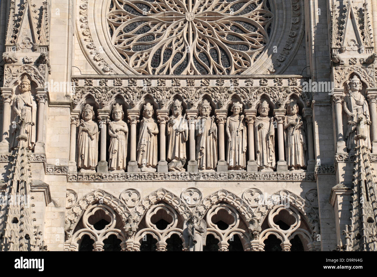 Dettaglio sopra la porta principale della Cattedrale di Nostra Signora di Amiens (Cattedrale di Amiens), Amiens, Somme Picardia, Francia. Foto Stock