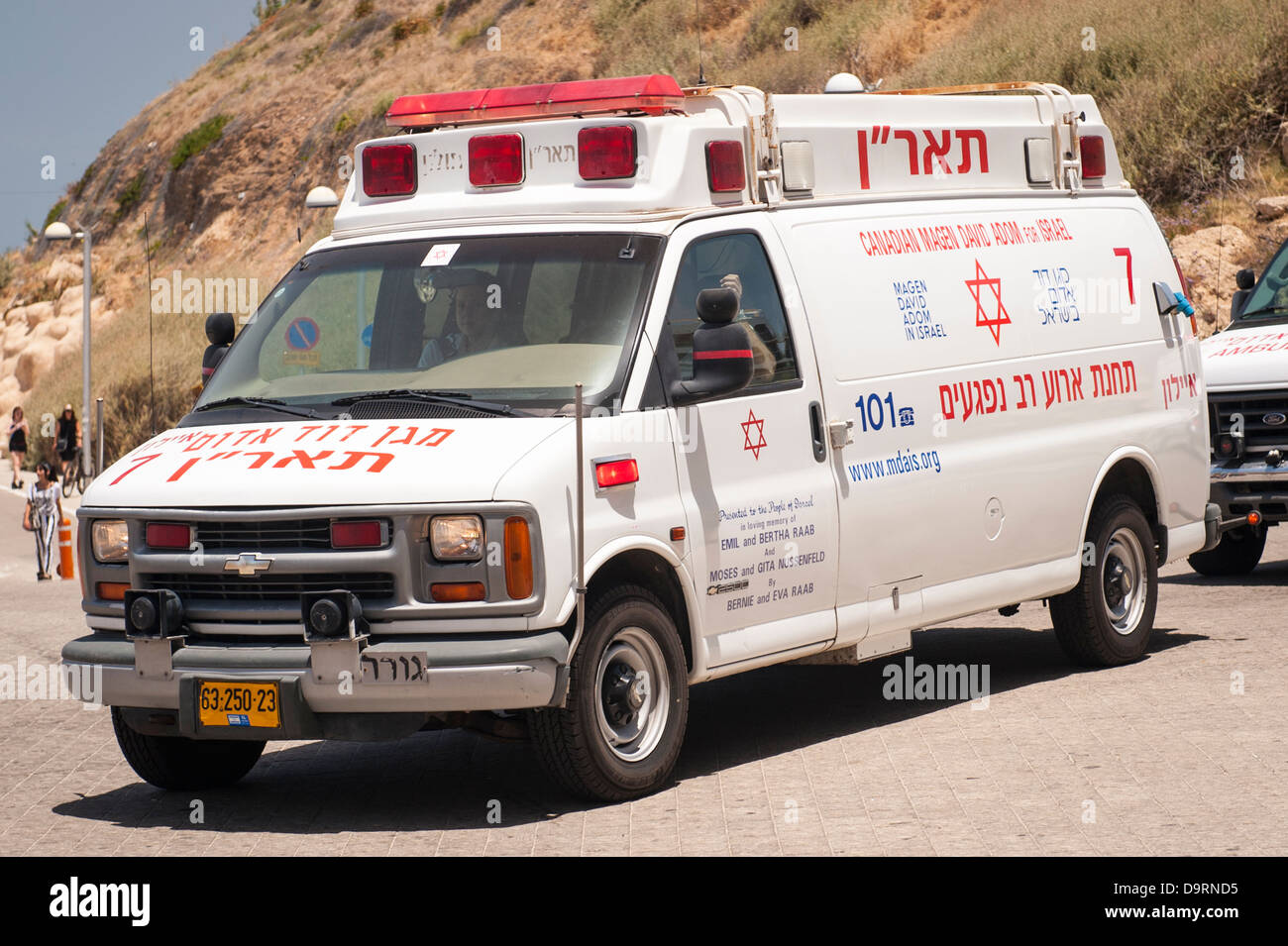 Israele Tel Aviv Gay Pride Gordon Beach Parade parte bianco rosso ambulanza Canadian Magen David Alom MDA unità mobile per cure intensive scene di strada Foto Stock